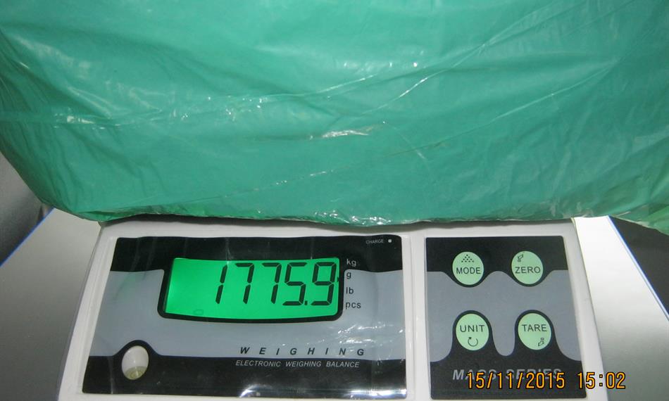 2015-11-16-944pytel s marihuanou na váze .JPG